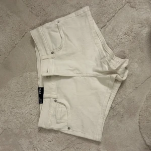 Lågmidjade shorts  - Bra skick, aldrig använda, lapp kvar, skriv vid funderingar 🦋