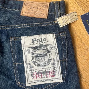 Helt nya Ralph Lauren jeans - Säljer nu ett par helt nya Ralph Lauren jeans med prislapp kvar. Nypris 1900:- Bara att skriva vid frågor eller funderingar, pris kan diskuteras 😇