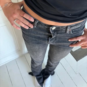 Jeans med slits - Snygga jeans med slits i bra skick