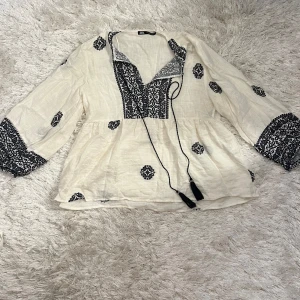 Zara blus - Jättefin blus från zara i storlek S. Skulle nog även passa Xs också. Köptes för 400kr och använd max 3 gånger! Pris kan diskuteras vid SNABB affär💞💞