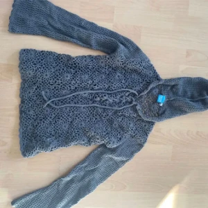 Vintage tröja - Så fin vintage tröja med luva och detaljer i fint skick. Så unik och cool tröja med en tightare passform. Står strl 40/42 men skulle säga att den passar S. tryck gärna på köp nu eller kika in mina andra annonser! Pris är diskuterbart på allt!😁