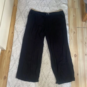 Linnebyxor  - Fina byxor med ”linne” material, ganska korta i stl! Lågmidjade💞