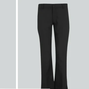 Kostymbyxor  - Säljer dessa populära lågoddsare kostymbyxor från bikbok💕i nyskick, säljer då dom är lite för stora