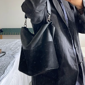 Läderväska från Åhléns  - En snygg läderväska från & Åhlens! Använd men fortfarande i skick.