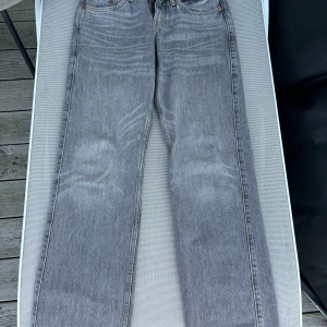 Gråa low waist jeans! - Säljer ett par low waist jeans i färgen grå, har bara använt två gånger och är i mycket bra skick! Super snygga jeans, säljer dom för att jag växt ur dom. Köpte dom för 560kr, och nu säljer för 250kr säljaren står för frakten och pris kan diskuteras💗