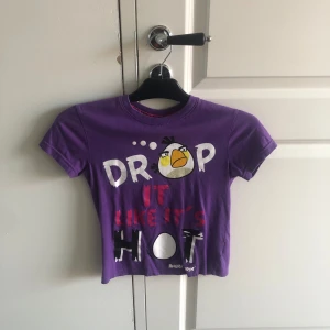 angrybirds scene tröja! - angrybirds tröja med färgglatt tryck!! är storlek 128 men passar xs/xxs❤️ i nyskick. tvättas innan det skickas!😋🫶