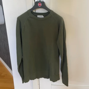 Mörkgrön tröja - Tja! Säljer denna mörkgröna tröja till schysst pris! Bara att höra av dig kring frågor. 