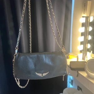 Zadig väska  - Säljer min svarta Zadig väska för att den inte kommer till användning den har en liten defekt på ett hörn som man ser på sista bilden men det syns knappt och kedjorna är lite rostiga💕 pris går att diskuteras🫶