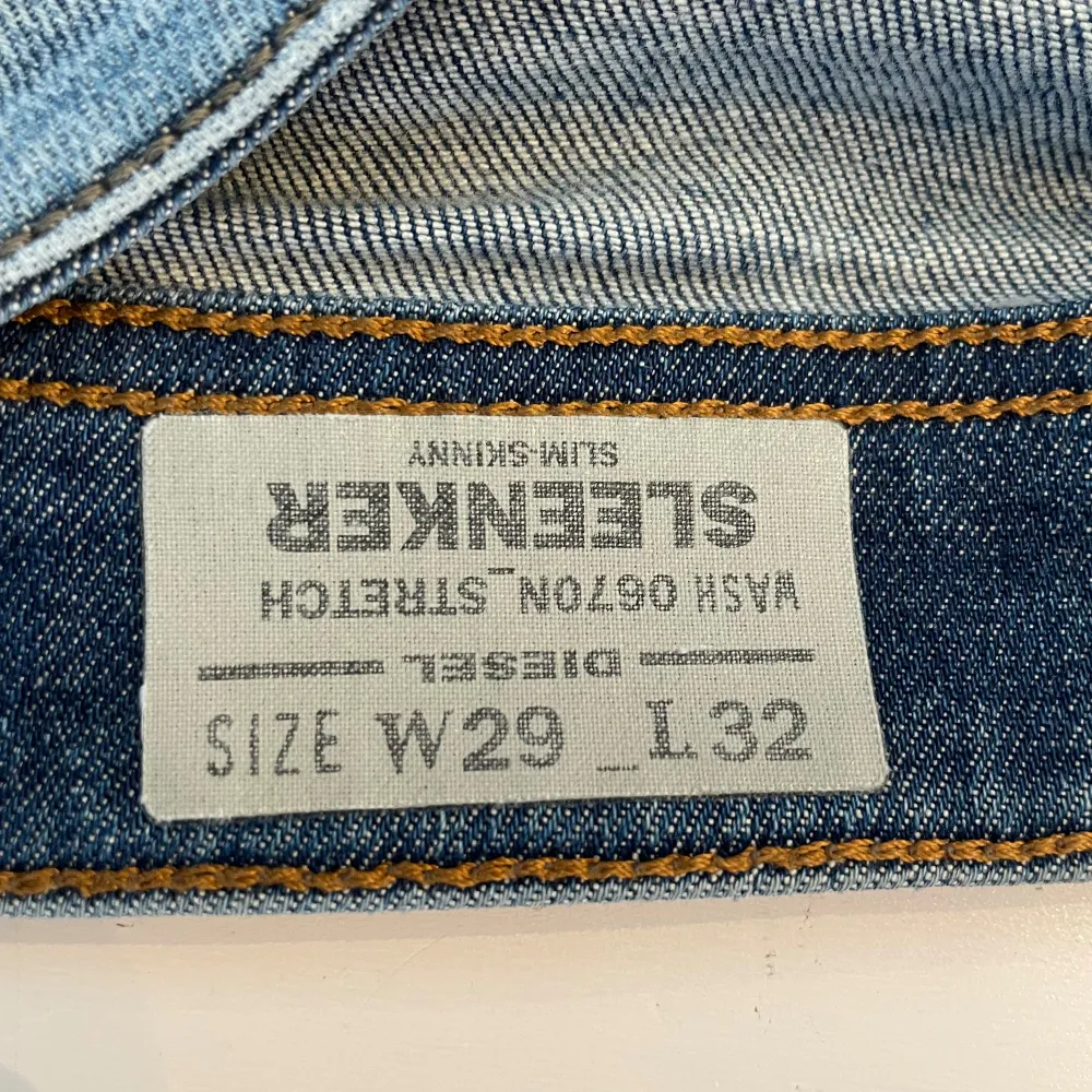 Säljer nu ett par sköna och sjyssta diesel jeans i storlek 29/32 för 300 kr (nypris 1100 kr). Mycket bra skick inga defekter. Perfekta till hösten! Hör av dig för fler bilder eller frågor.. Jeans & Byxor.