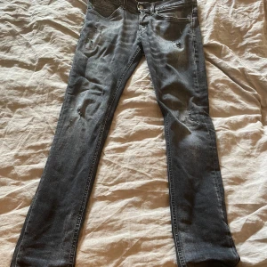 Dondup - Dondup jeans i storlek 31 fint skick 9/10 inga täcken på användning 