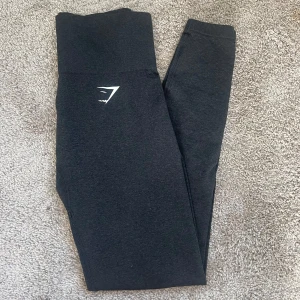 Gymshark tights svarta - Säljer då tightsen inte används. Svarta från Gymshark i något äldre modell.