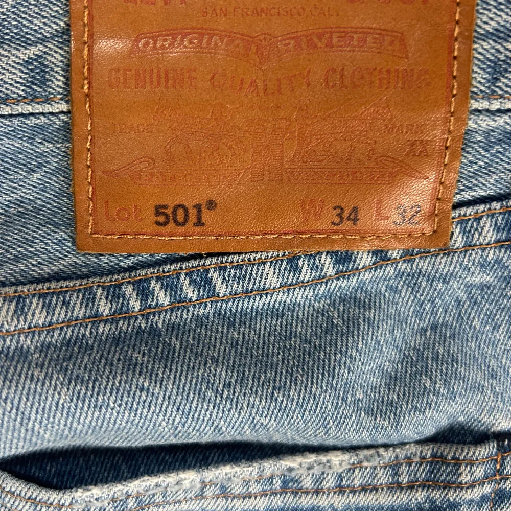 Säljer dessa väldigt snygga Levis 501 på grund av att de är för små, använda men väldigt bra skick. Inga skador eller liknande. Jeans & Byxor.