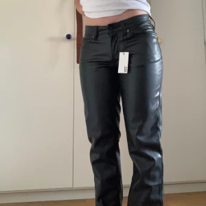 Skinnbyxor - Säljer supersnygga skinnbyxor (självklart konstskinn!) mycket bekväma eftersom ett lager tyg finns på insidan. Bxorna har aldrig används då jag råkade köpa exakt likadana som jag redan har 💞ord. Pris: 400kr Slutsålda i butik!