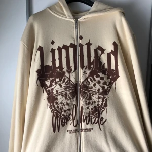 Beige hoodie från boohooMAN - Säljer en beige hoodie från boohooMAN i storlek M men sitter väldigt Oversized L/XL. Knappt använd, bra skick.