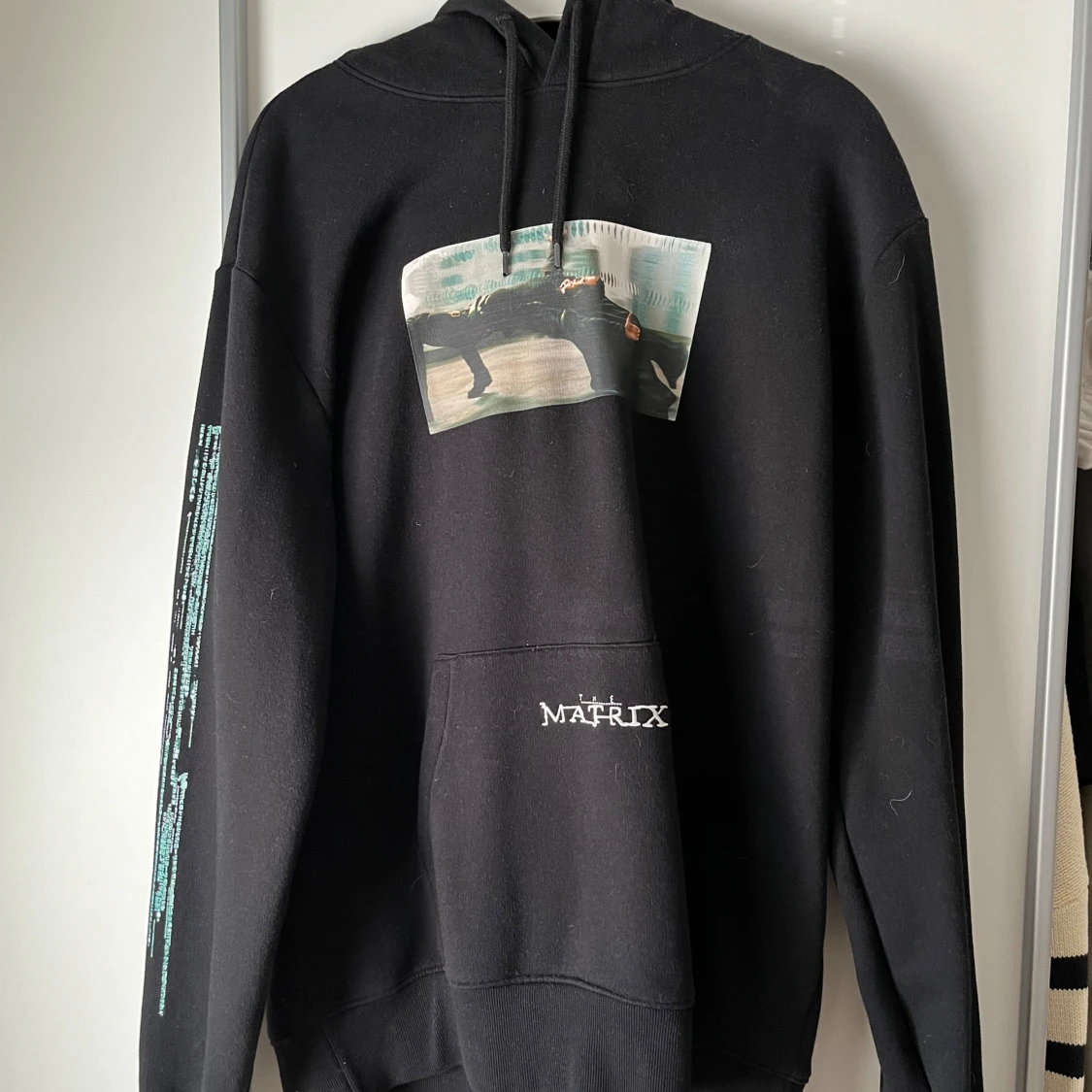 Svart hoodie med Matrix-tryck - 90