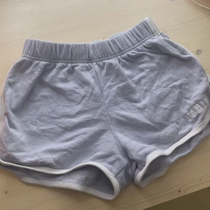 shorts - super fina baby blå shorts från brandy Melville, i fint skick och går att vika ner för att få de änne mer low rise. 💘 I one size men upplever de som S