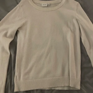 Vit stickad tröja  - Normal passform storlek S. Använd några gånger 