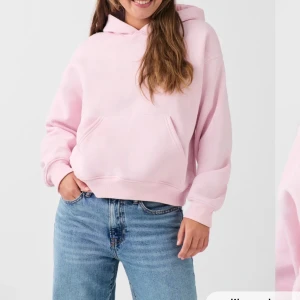 Rosa hoodie - Intressekoll på min nya rosa hoodie från Gina Tricot, ångrar lite att jag köpte rosa så jag lägger ut annonsen för att se om någon är intresserad, använd ksk 4 ggr. Priset kan diskuteras ❤️