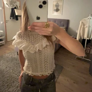 Zara topp - Super gullig topp från Zara, jättebra skick men säljer då den inte kommer till användning❤️