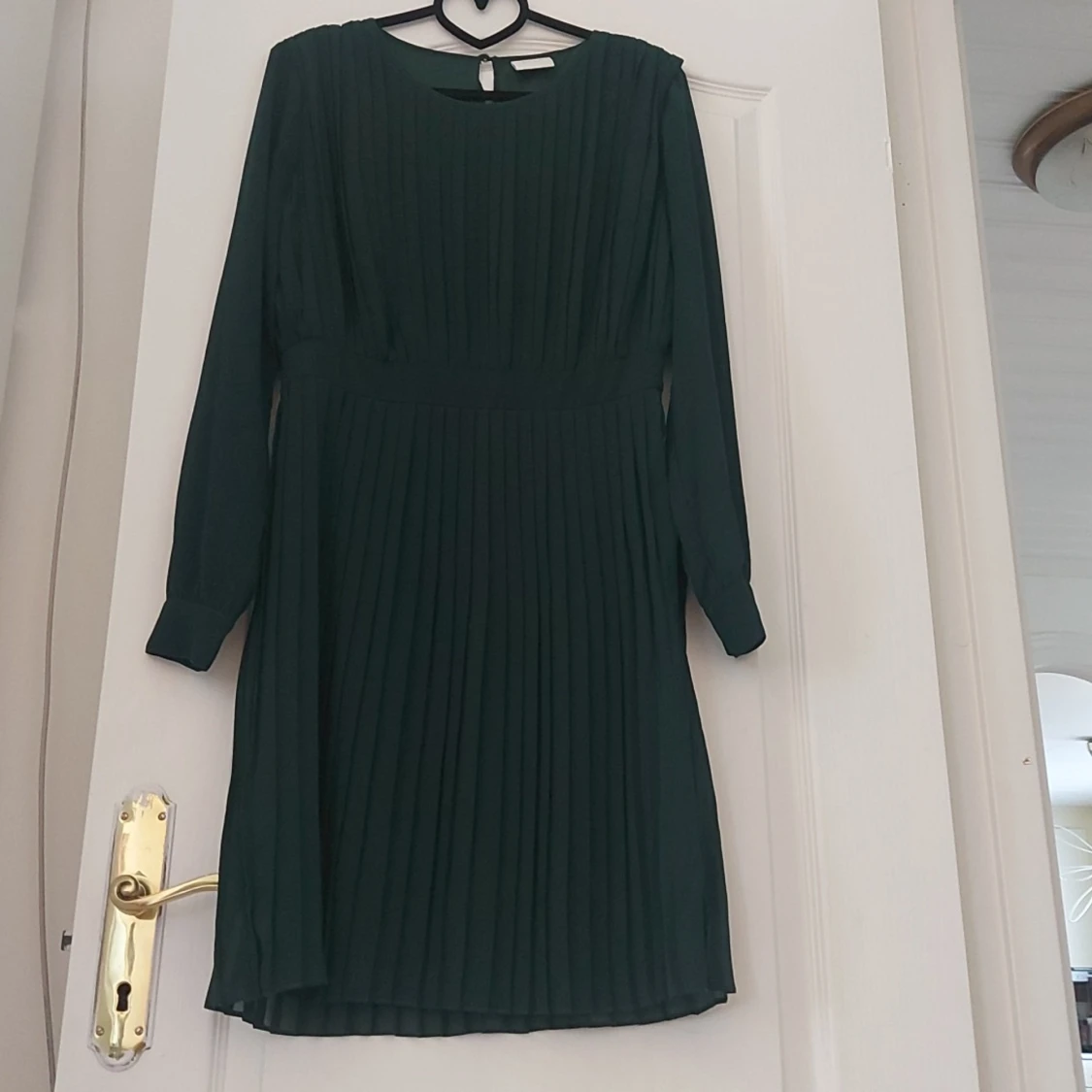 Mörkgrön klänning med långa ärmar - 90