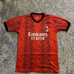 Ac Milan  - Jätte fin fotbollströja från ac milan. Det är hemma stället från 23-24 säsongen. Jätte bra skick 