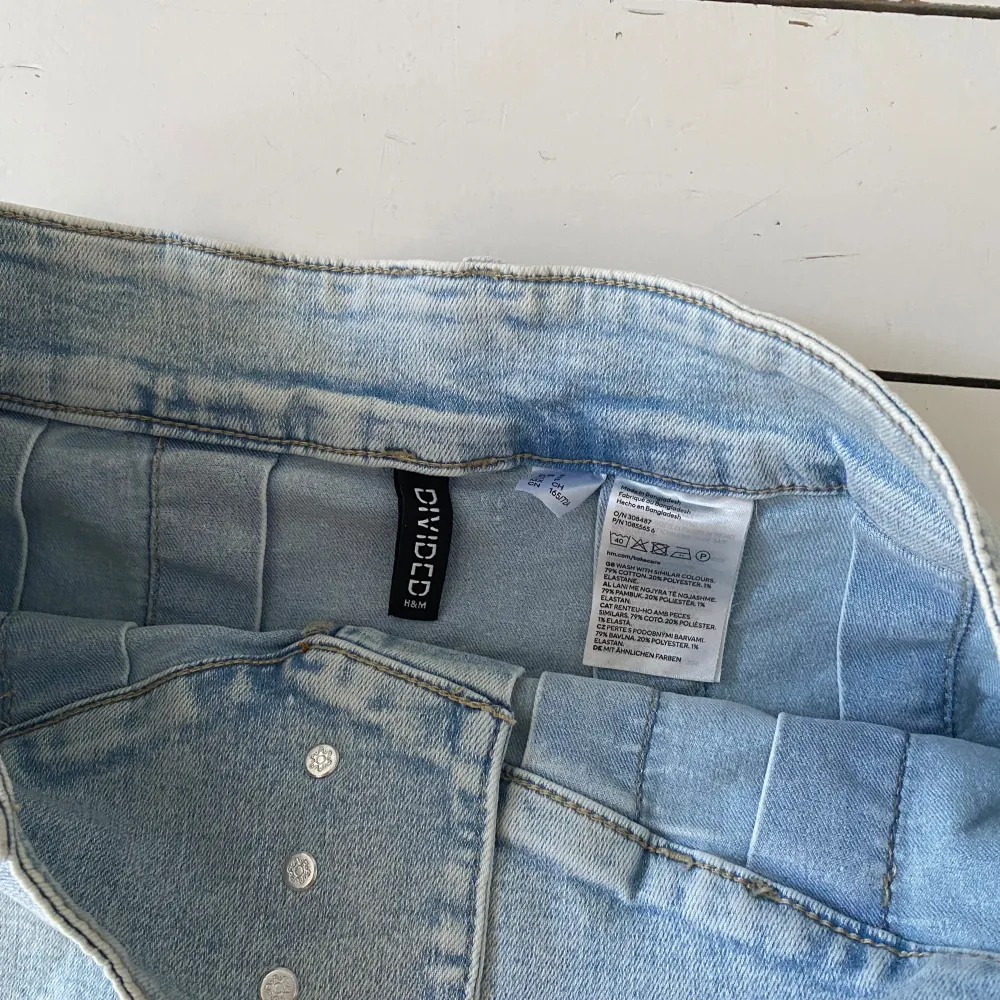 En jeans kjol från H&M. Slut såld. I jätte bra sick! . Kjolar.