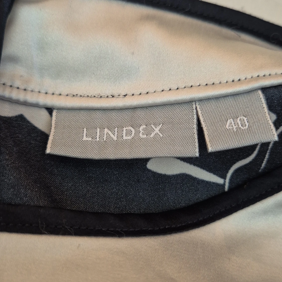 Svart och vit mönstrad klänning från Lindex - 91