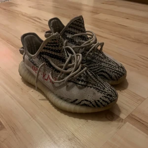 Yeezy 350 zebra  - Säljer mina yeezys dem är i bra skick men bara lite smutsiga, Säljer pga dem är för små