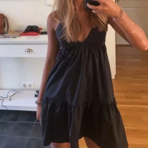 Klänning - Superfin klänning från bikbok endast använd vid speciella tillfällen så den är fläckfri!🤍 Köpt för 400kr (Lånad bild)