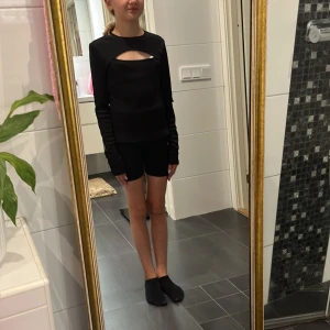 Lång ärmad tröja med öppning fram  - Använd 0-5 gånger från hm 