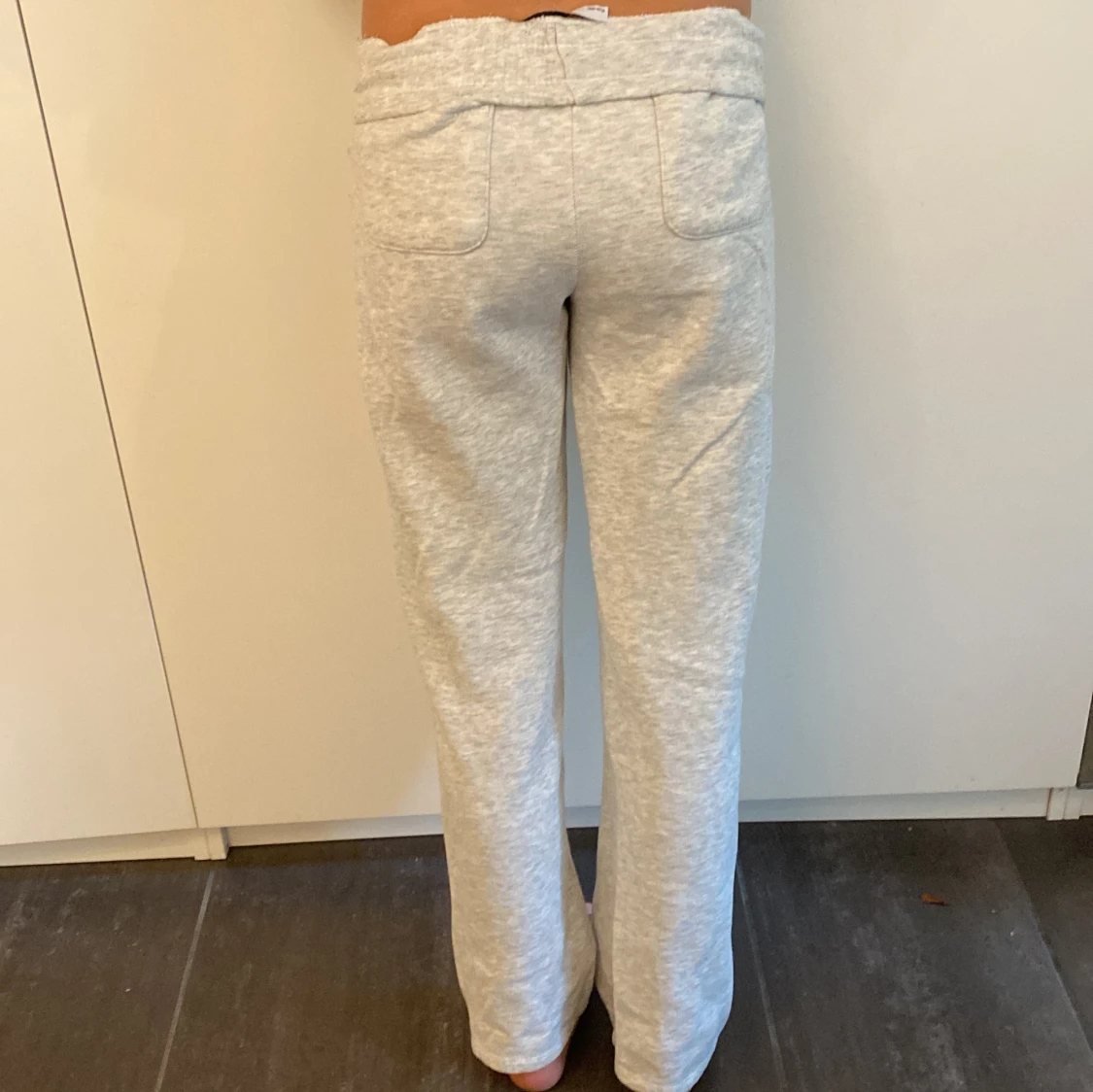 Grå mjukisbyxor med snörning - 90