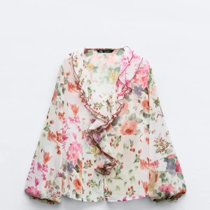 Blommig blus ZARA - Blommig blus från zara. Helt oanvänd med prislapp kvar🩷 Orginalpris: 379kr