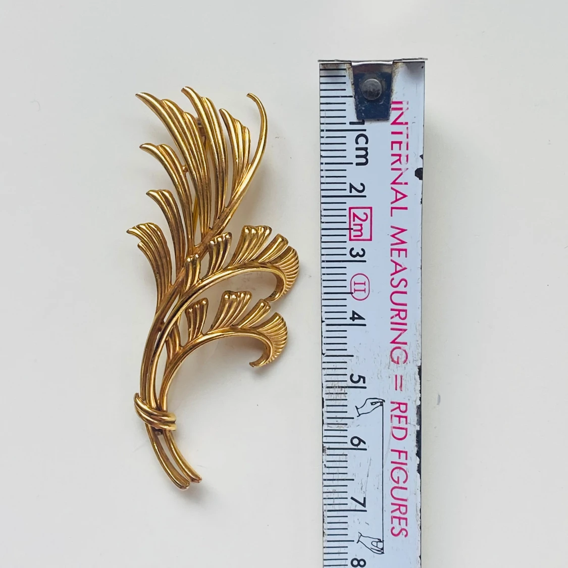 Elegant guld brosch i form av ett löv - 92