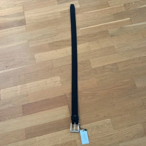 OneWear Mocka Bälte - Säljer nu ett OneWear mocka bälte i storlek 90cm inklusive spänne. Säljer pga att det är för litet, aldrig använt. Köpt för 299kr på OneWear. Om ni har några frågor så är det bara att skriva! Mvh Jacob