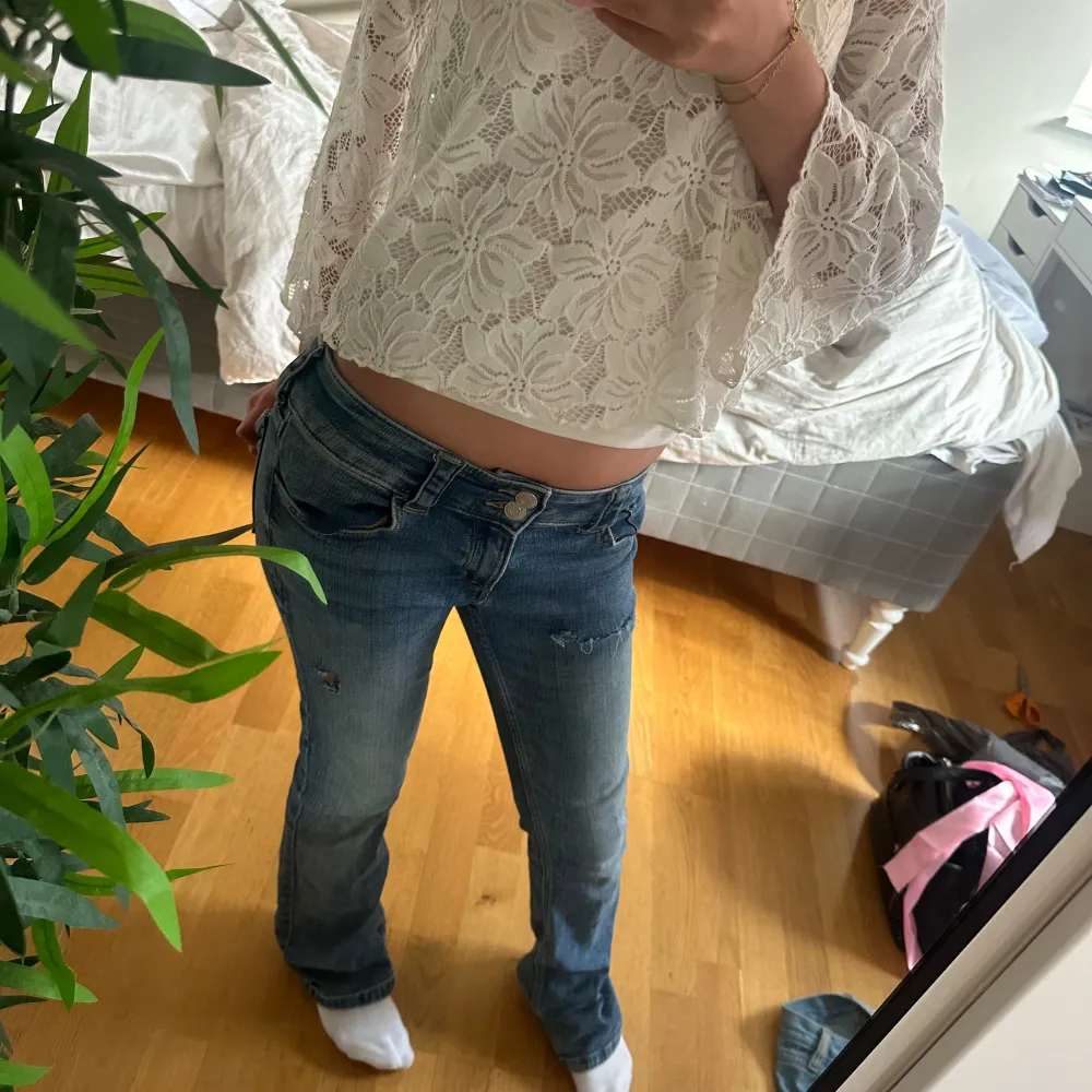 Säljer mina skitsnygga lågmidjade jeans❣️❣️ De är i jättefint skick och bara använda ett få tal gånger🥰 Vet tyvärr inte vilket märke❤️Skriv privat för fler bilder eller mått och om ni vill köpa de❤️🙏. Jeans & Byxor.