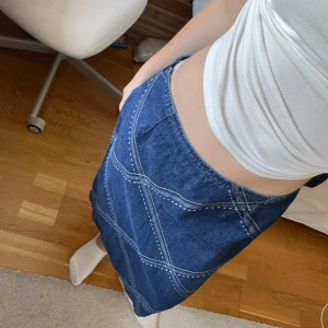 Jeanskjol  - Säljer denna jeanskjol från KappAhl. Köpt på second hand för 150kr, inga synliga skador! Hör av er vid frågor! 💗