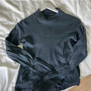 Brandy melville topp - Långärmad topp från Brandy Melville, onesize med sitter som s💞