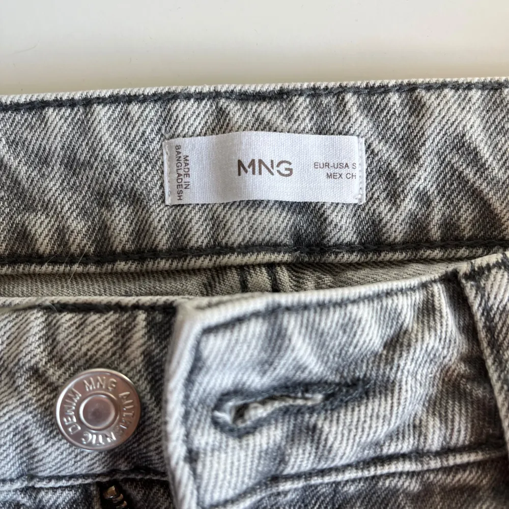 Säljer ett par grå jeans från MNG Denim i storlek xxs/xs De är i bra skick🩶. Jeans & Byxor.