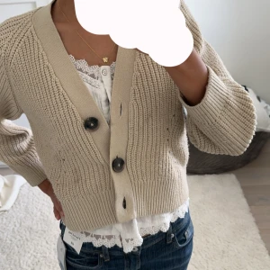 beige stickad kofta med knappar 🤎xxs - Mysig kofta som är perfekt nu till hösten🍂🤎 har lite fläckar men går lätt tvätta bort i tvätt maskinen ( jag kommer ) 😊 säljer då den är lite för kort i armarna för mig💝💝😊