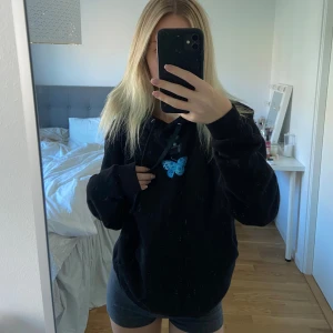 Hoodie - Säljer denna snygga hoodien från TheCoolElephant. Storlek S men passar mig som vanligtvis har Xs/S. Den är i toppenbra skick, håren på hoodien är från min katt och försvinner i tvätten (eller av en roller)🤗. Nypris: 600kr Mitt pris: 150kr🖤🦋