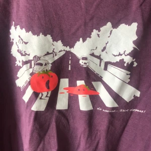 rolig tröja😋 - rolig tröja med tomater! köpt ny från loppis. nyskick. tvättas innan det skickas!❤️