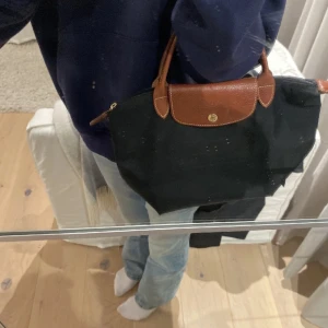 Long champ väska - Jättefin long champ väska i strl S. Den är köpt här på plick av en tjej som bara hade använt den 2 gånger och den var lite mindre än vad jag trodde så jag säljer vidare den.🩷 skicka privat för fler bilder och frågor