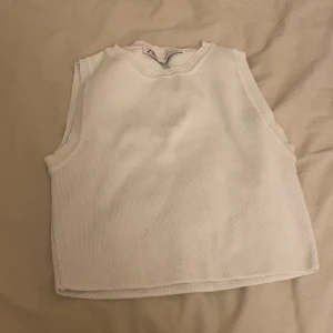 En vit väst från zara - En vit väst från zara som  man kan ha över en långärmad tröja i storlek M