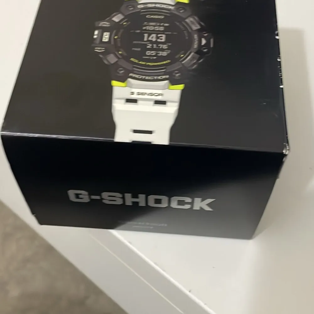 Säljer min casio G-shock klocka, kommer med sin låda och papper. Accessoarer.