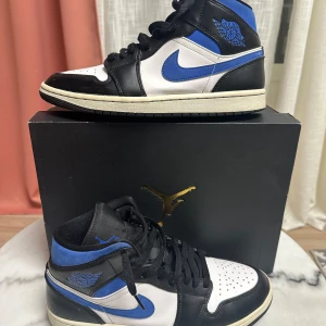 Jordan 1 ” White racer blue ” - Säljer ett par Jordan 1 ”White racer blue” Mid 41, i färgerna svart, vit och blå. Skorna är i bra skick utan några creases alls, och kommer med originalkartong!  Nypris: 2699