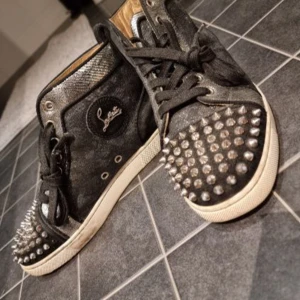 Loubs skor - Säljer mina loubs då jag inte använder dem längre. Dem är köpta här på Plick men ursprungligen från Vestiaire Collective Det är slitet vid en av hälarna på insidan samt två nitar som saknas men inget som märks! Pris går att diskutera💗