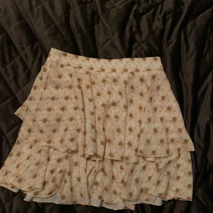 Blommig kjol från The Fashion Fraction x NA-KD - Säljer en superfin blommig kjol från The Fashion Fraction x NA-KD i storlek 36 (S). 