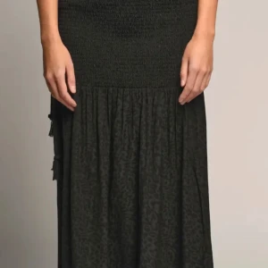 Svart långkjol med leopardmönster - Säljer en superfin långkjol från Rodebjer. Den kom med ett knyttband men det är tyvärr borta. Den har leopardmönster (man kan se tydligare på bild 4). Jättebra skick, typ aldrig använd. 🖤Priset kan diskuteras lite