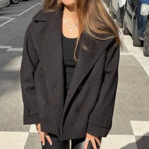 Design by si kort kappa - Säljer denna korta kappa från design by si. Använd 1 säsong meningen fel på den egentligen! Storlek xs/s. Svart ”Ginalli coat black”