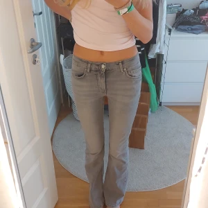 Grå jeans från Gina Tricot - Säljer ett par snygga grå jeans från Gina Tricot i storlek S. De är i modellen 'perfect jeans' och har en bootcut-stil. Jeansen har används 1 gång då jag köpte för liten storlek🩶De har en låg midja och är tillverkade i ett bekvämt jeansmaterial.